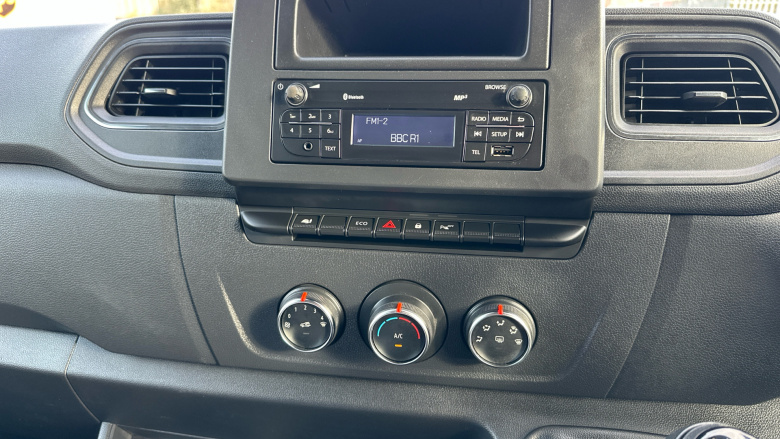 Renault Master Mwb Diesel Fwd MM35 Blue dCi 135 Advance Medium Roof Van